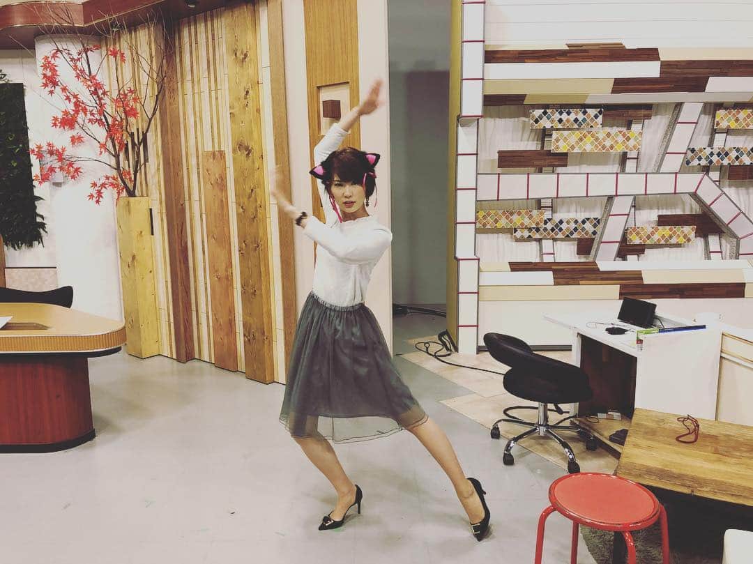 小松千絵さんのインスタグラム写真 - (小松千絵Instagram)「今日の#4時なま は #ハロウィン ということで簡単な仮装をしてみました✨ 左がどなたかわかりますか？笑  #1人本気の国司さん #難波ちゃんとお揃いの #猫耳 #猫耳がすごく似合う難波ちゃん #4枚目はリハーサル前の猫耳 #ポーズが変」10月29日 19時17分 - komao_chie
