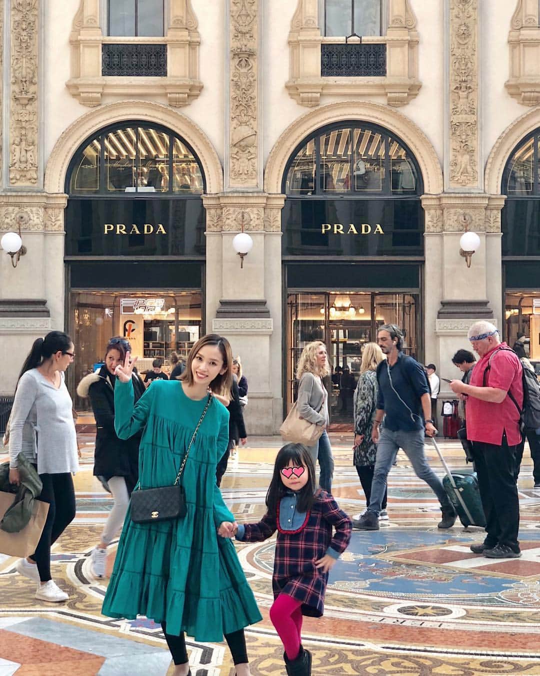 三輪麻未さんのインスタグラム写真 - (三輪麻未Instagram)「何回来ても飽きない街♡ おしゃれな人がたくさんいる街は歩いているだけで幸せー🍀 #ライダースおそろコーデ #私はフランス人のファッションよりイタリア人のファッションがタイプ♡ #イタリア#ミラノ#親子#リンクコーデ#４歳女の子 娘のポージングは毎度お見事です💁‍♀️👏」10月29日 19時32分 - asami_miwa