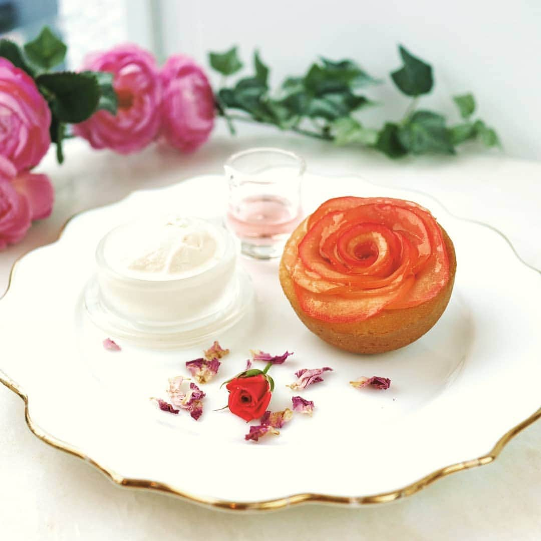 Café de Roseのインスタグラム：「. . TAKE OUTもできます🌹  最近、人気急上昇の「apple&roses」の林檎のタルト✨  信州安曇野の澄んだ水とピンクレディーという品種の林檎を使用し、ひとつひとつ職人のこだわりが詰まったハンドメイドのタルトです。  店内でお召し上がりいただけるのはCafe de Roseだけ!  ご自宅用やお土産用にTAKE OUTもできます。  3個入り、 6個入りをご用意しております。 （単品売りはおこなっておりませんのでご了承下さいませ） 🌹🌹.. #カフェドローズ#cafederose#乃木坂カフェ#六本木カフェ#カフェ巡り#カフェ好きな人と繋がりたい#薔薇#薔薇のタルト#林檎のタルト#お城カフェ#薔薇のある暮らし#薔薇#rose#yumikatsura#apple&roses#タルト#スイーツ巡り#インスタ映え#甘い物好きな人と繋がりたい#桂由美ブライダルハウス#桂由美カフェ#優雅な時間#安曇野#紅玉#ハンドメイド#スイーツ好き集まれ#イートイン#フォトジェニックスイーツ#リンゴ#可愛い物大好き」