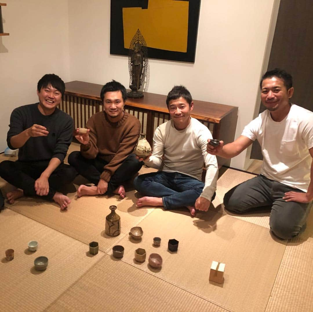 前澤友作さんのインスタグラム写真 - (前澤友作Instagram)「Drinking Japanese Sake with Japanese ceramic lovers!  若手経営者たちの間でも骨董ファンが増えてきた。まずは酒器から入るのがおススメ。みんなで目の眼さんの取材を受けました。  #桃山茶陶 #織部焼 #備前焼 #尾形乾山 #粉引 #加藤唐九郎」10月29日 11時49分 - yusaku2020