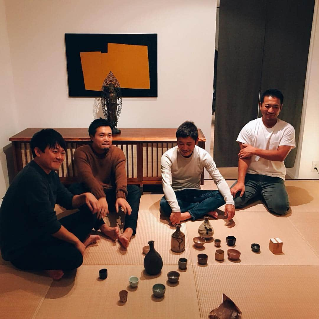 前澤友作さんのインスタグラム写真 - (前澤友作Instagram)「Drinking Japanese Sake with Japanese ceramic lovers!  若手経営者たちの間でも骨董ファンが増えてきた。まずは酒器から入るのがおススメ。みんなで目の眼さんの取材を受けました。  #桃山茶陶 #織部焼 #備前焼 #尾形乾山 #粉引 #加藤唐九郎」10月29日 11時49分 - yusaku2020