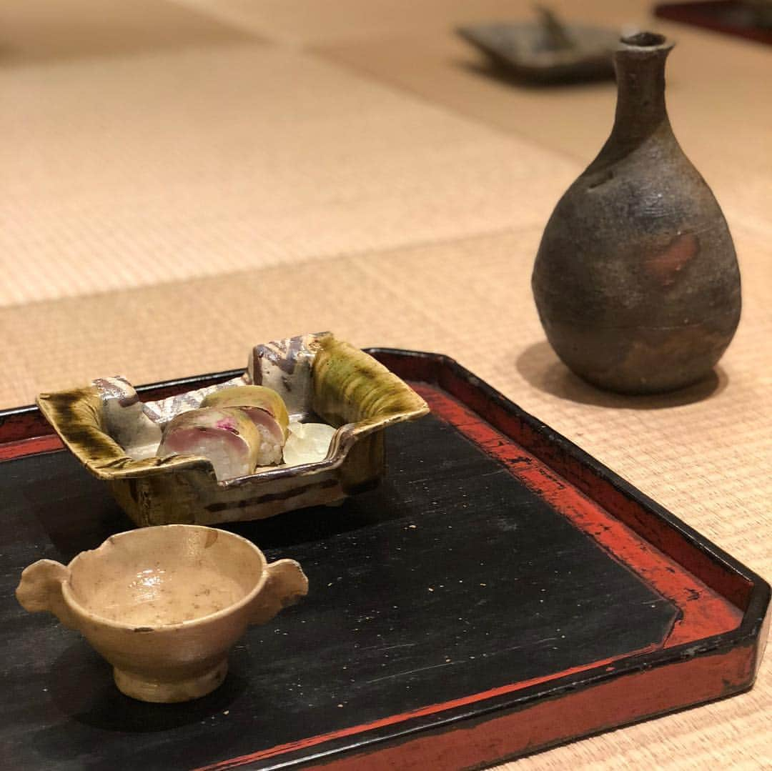 前澤友作さんのインスタグラム写真 - (前澤友作Instagram)「Drinking Japanese Sake with Japanese ceramic lovers!  若手経営者たちの間でも骨董ファンが増えてきた。まずは酒器から入るのがおススメ。みんなで目の眼さんの取材を受けました。  #桃山茶陶 #織部焼 #備前焼 #尾形乾山 #粉引 #加藤唐九郎」10月29日 11時49分 - yusaku2020