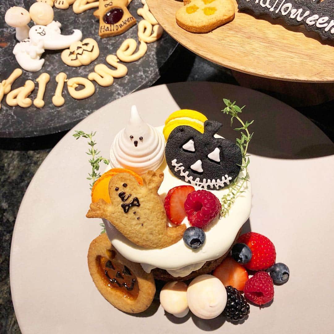 東京タワーの麓の結婚式さんのインスタグラム写真 - (東京タワーの麓の結婚式Instagram)「🗼 Happy HELLOWEEN🎃👻 10月もあっという間に最終週ですね🍁 . 先日のKOYORI ~キッズとママのお稽古 ~では The Place of Tokyoのシェフパティシエ👩‍🍳 中村真理が“まり先生”として かぼちゃのステンドグラスクッキーや おばけのメレンゲを作り👻 特製の生地に自由にデコレーションして 世界でたった1つのオリジナルネイキッドケーキを 作りました🎃🎂♪ . 皆さまもHappyなハロウィンを‼︎✨ Happy HELLOWEEN 2018 by @theplaceoftokyo🎃 . #theplaceoftokyo #ザプレイスオブトウキョウ #プレイスオブトウキョウ #東京タワー #東京タワー🗼 #東京タワーで結婚式 #東京タワーが好き #インスタジェニック婚 #tokyotower #wedding #ウェディング #プレ花嫁 #卒花嫁 #2018秋婚 #2018冬婚 #結婚式準備 #結婚式準備 #結婚式場探し #式場探し #東京花嫁 #関東プレ花嫁 #日本中のプレ花嫁さんと繋がりたい #イルミネーション #東京タワー見える  #東京タワーの真下 #ハロウィン #ハロウィンパーティー #ハロウィン装飾」10月29日 12時03分 - theplaceoftokyo