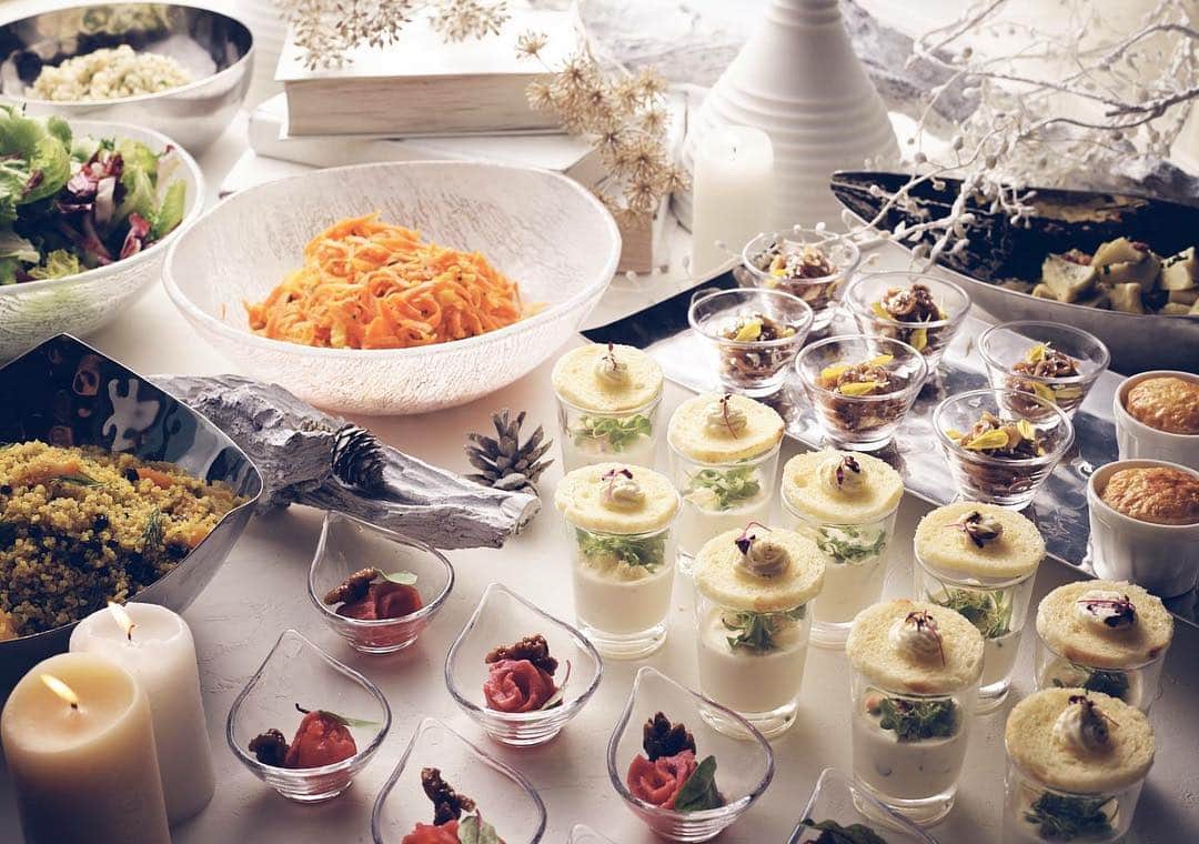 Conrad Tokyoのインスタグラム：「オールデイダイニング「セリーズ」では平日の人気ランチビュッフェ「シェフズ・フェイバリ ッツ」の冬メニューを11/1から期間限定でご用意いたします。 http://ow.ly/PCA930mpe7T Conrad Tokyo's lunch address "Chef's Favorites" offering winter themed menus from 11/1. #コンラッド東京 #ホテル #汐留 #東京 #日本 #新橋 #銀座 #ブッフェ #秋 #冬 #スイーツ #ビュッフェ #アルプス #白 #リゾート #ConradTokyo #StayInspired #Conrad #hotel #Tokyo #Japan #Shiodome #Shinbashi #Cerise #winter #autumn #buffet #white  #东京康莱德酒店 #콘래드도쿄」