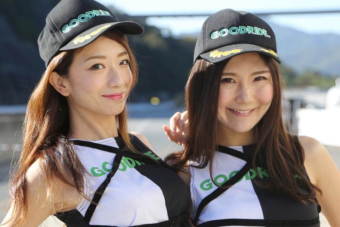 岩田亜矢那さんのインスタグラム写真 - (岩田亜矢那Instagram)「GOODRIDE presents　 セントラルラジアルチャレンジ2018(๑>◡<๑) ・ ・ 参戦してきました！！！ ・ ・ KSinternationalさんのエアロを 装着してから始めてのレース(๑>◡<๑) ・ ・ フリーと予選では 色々と様子を見つつでしたが、 車が安定しててカーブも曲がりやすく、 最高速も以前より伸びおりました！ ・ ・ かっこいいだけではなく しっかりパワーアップしてて感激でした！ ・ もっと練習してコンディションに慣れたいと思います(๑>◡<๑) ・ ・  いつもいつも 決勝レースのスタートが苦手で 一人だけ、とろとろちまちまスタート なのですが、 今回は左足でブレーキしっかり踏んで 右足でアクセル2000回転ぐらいキープして スタートしたら左足を離しるという 私の中で、かなりの難しい技に挑戦してみました(｀・ω・´) ・ ・ 見事に、少しみんなより遅いかな？くらいでスタートすることができました！ ・ ・ ①コーナーはやっぱり怖いけど、 10ラップ完走して、15位中9位 フィニッシュでした！ ・ ・ GOODRIDEブースも 松本さんと一緒に、あいりはん ななちゃんとPRさせて頂きました^_^ ユーザーさん増えてきて嬉しいです♡ ・ ・ 応援に沢山の方が駆けつけて 頂きました^_^ 幸せ^_^ 本当にありがとうございました！ ・ ・ #umedesign  #KamuiProduce  #D2JAPAN #HALSprings #NUTEC #DIXCEL #ksinternational #GOLFEED #小田歯科医院 #STARDRIVE #VERSUS #NeeDS #ANDARE #ケイアイディ行政書士事務所 #Souleater #FieldWorks #LaLaSweet」10月29日 12時31分 - ayana1113