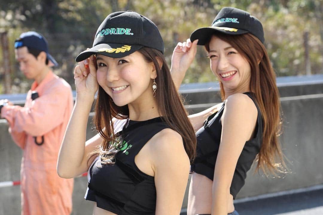 岩田亜矢那さんのインスタグラム写真 - (岩田亜矢那Instagram)「GOODRIDE presents　 セントラルラジアルチャレンジ2018(๑>◡<๑) ・ ・ 参戦してきました！！！ ・ ・ KSinternationalさんのエアロを 装着してから始めてのレース(๑>◡<๑) ・ ・ フリーと予選では 色々と様子を見つつでしたが、 車が安定しててカーブも曲がりやすく、 最高速も以前より伸びおりました！ ・ ・ かっこいいだけではなく しっかりパワーアップしてて感激でした！ ・ もっと練習してコンディションに慣れたいと思います(๑>◡<๑) ・ ・  いつもいつも 決勝レースのスタートが苦手で 一人だけ、とろとろちまちまスタート なのですが、 今回は左足でブレーキしっかり踏んで 右足でアクセル2000回転ぐらいキープして スタートしたら左足を離しるという 私の中で、かなりの難しい技に挑戦してみました(｀・ω・´) ・ ・ 見事に、少しみんなより遅いかな？くらいでスタートすることができました！ ・ ・ ①コーナーはやっぱり怖いけど、 10ラップ完走して、15位中9位 フィニッシュでした！ ・ ・ GOODRIDEブースも 松本さんと一緒に、あいりはん ななちゃんとPRさせて頂きました^_^ ユーザーさん増えてきて嬉しいです♡ ・ ・ 応援に沢山の方が駆けつけて 頂きました^_^ 幸せ^_^ 本当にありがとうございました！ ・ ・ #umedesign  #KamuiProduce  #D2JAPAN #HALSprings #NUTEC #DIXCEL #ksinternational #GOLFEED #小田歯科医院 #STARDRIVE #VERSUS #NeeDS #ANDARE #ケイアイディ行政書士事務所 #Souleater #FieldWorks #LaLaSweet」10月29日 12時31分 - ayana1113