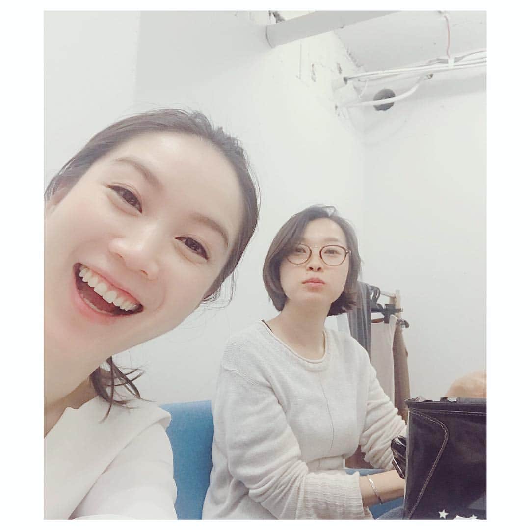 のインスタグラム：「昨日はとある撮影でした🌸✨ ヘアメイクの宮川さん、歳も近くて、かなりの天然キャラの持ち主で、大好きになってしまいました💖  連日たまたま重なってしまった睡眠不足。 途中、自分のお目目が白目を剝きだすのではないかと思いましたが😱 集中力、集中力、とたくさん呪文を唱え、無事に撮りきれ安心しました✨  宮川さん可愛い☺️💕 監督、スタッフのみなさま、本当にありがとうございました🌸✨ #撮影 #webmovie  #shootingday  #ヘアメイク  #天然の香り  #宮川朋子 #楽しかった  #ありがとうございました  #sleepisimportant  #somuchfun  @timokomiyagawa  #kitakimayu #キタキマユ」