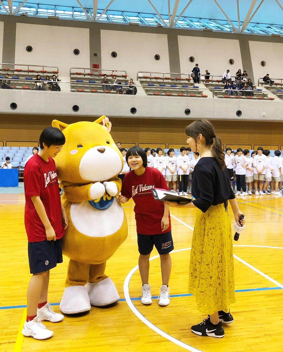 今井麻椰さんのインスタグラム写真 - (今井麻椰Instagram)「第4弾目💡この企画では完全にムードメーカーの #阿見201 さん&初登場の #西銘駿 さん🙋‍♂️🙋‍♂️ . 西銘さんは #仮面ライダーゴースト の #天空寺タケル 役でおなじみの変身も披露😎✨ 初めて変身シーンを生で見たよ👀！笑 . 鹿児島県のウインターカップ予選会場にお邪魔して、会場を巻き込んだイベントとなりました🏀 . あとね、初めてゆるキャラとお話ししたよ。笑 #西郷つん です。 ゆるキャラと打ち合わせするのも、なかなかないよね。おもしろすぎた🤣🤣 . ‪👉 https://basketball.mb.softbank.jp/videos/2817‬ #鹿児島選抜 #サンアリーナせんだい . #バスケットLIVE #レポーター #Softbank #東映 #映画 #走れt校バスケット部 #t校バスケット部 #青春映画 #コラボ企画 #映画宣伝 #全国行脚の旅 #バスケットボール #バスケ部 #高校バスケ #ウインターカップ #🏀」10月29日 12時52分 - maya_imai_124