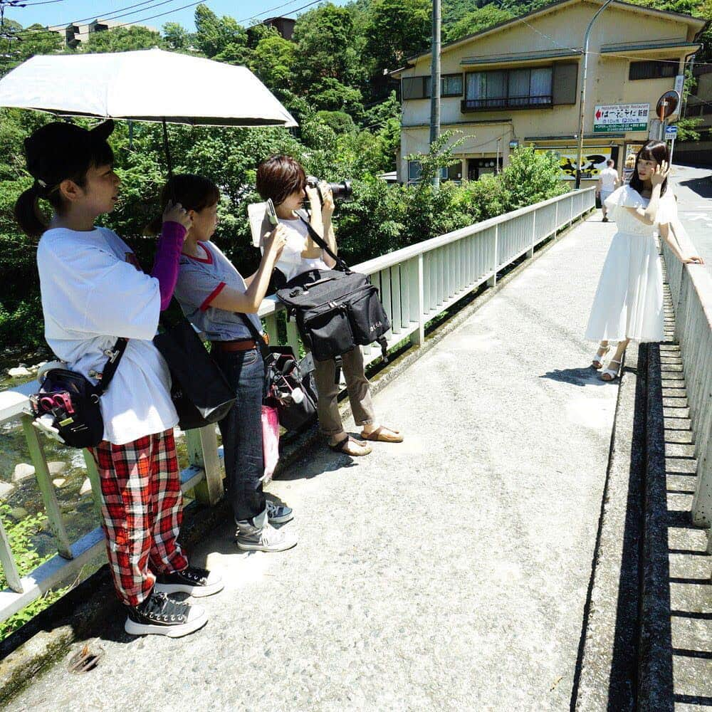 伊藤美来さんのインスタグラム写真 - (伊藤美来Instagram)「平成最後の夏を振り返ったオフショット、 今回は箱根ロケの時の写真です。 美来ちゃんは、流しそうめん（あの動画はチェックしました？）、とろろ蕎麦、かき氷とたくさん食べて満足そうでした。  美来ちゃんの現場あるあるの一つ。スタッフ全員がカメラマンになっちゃうという。そんなみんなのカメラの中で眠っているオフショット写真を放出していくのがこのインスタアカウントなのでフォローしておいてくださいね。  #伊藤美来 #カラフル #オフショット #NC龍神 #スタッフ」10月29日 13時12分 - itomiku_official