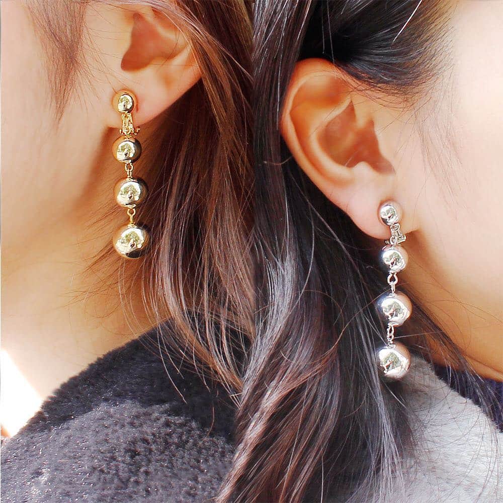 インポートアクセサリーブランド「ABISTE」公式アカウントさんのインスタグラム写真 - (インポートアクセサリーブランド「ABISTE」公式アカウントInstagram)「しずくのように垂れ下がるボールイヤリング。 どんなコーディネートにも会うのでその日の気分でカラーチョイスを💓 ・ ・ ・ 3181107 ¥6,480 http://www.myjewelbox.abiste.jp #earrings #costumejewelry #jewelry #accessory #balls #gold #silver #moderndesign #fashionable #simpleearrings #fashion #coordinate #dailylook #everydaylook #twins #イヤリング #コスチュームジュエリー #ジュエリー #アクセサリー #シンプルイヤリング #ファッション #毎日コーデ #日常 #ボールイヤリング #アビステ #abiste #abiste_official」10月29日 14時47分 - abiste_official