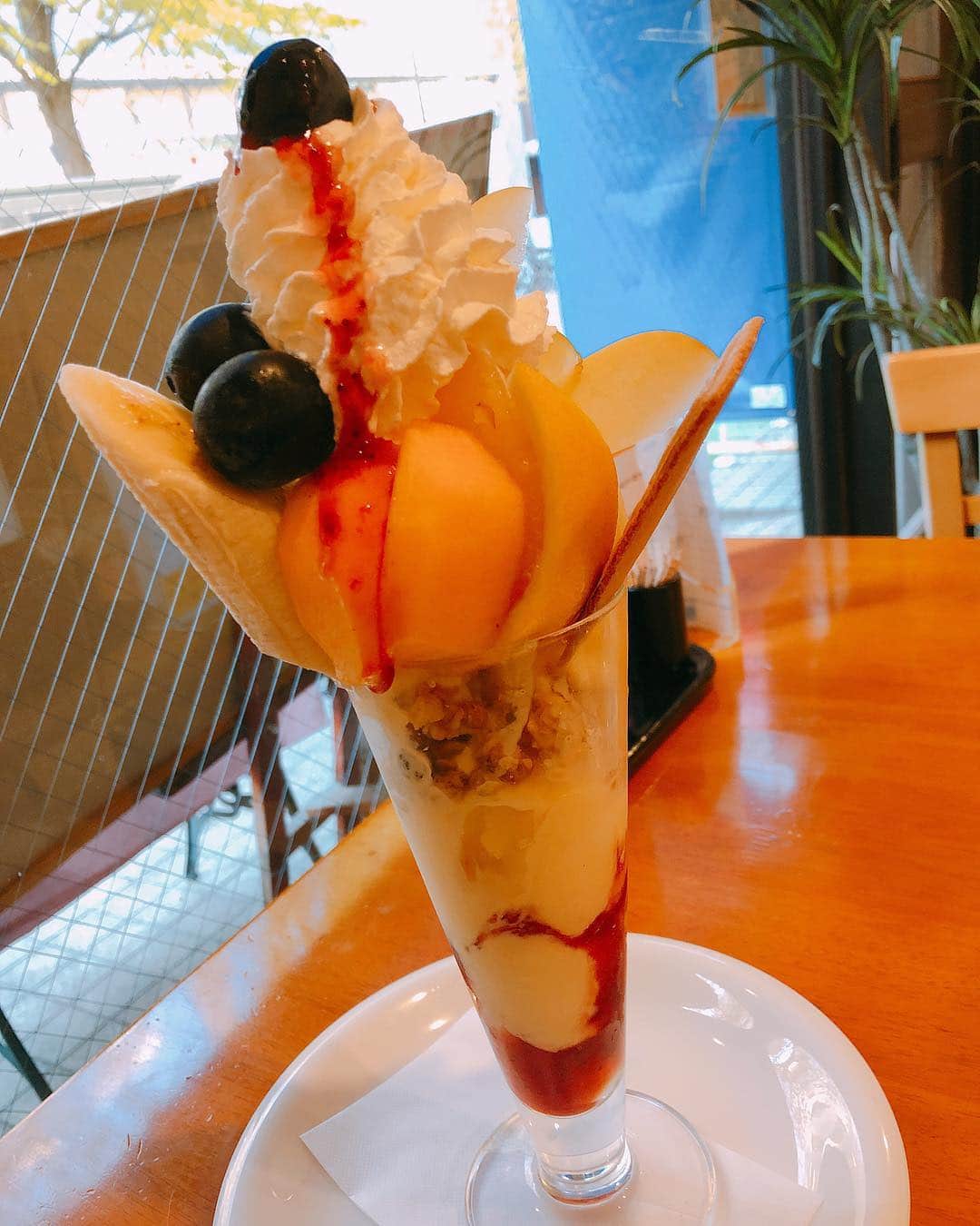 水谷あつしさんのインスタグラム写真 - (水谷あつしInstagram)「40センチ以上はありそうな盛りの、﻿﻿ 季節のフルーツパフェ。﻿﻿ ﻿﻿ 横浜、仲町台駅前にある﻿﻿ 洋食レストラン 自由亭。﻿﻿ ﻿﻿ 高校の同級生、港谷君のお店。﻿﻿ ﻿﻿ 学生時代フルーツパーラーでバイトしていた港谷君。﻿﻿ ﻿﻿ きっと特製のパフェを作ってくれたんだと思います。﻿﻿ ﻿﻿ ランチのお客様の注文のプレートは﻿﻿ どれも大盛り！﻿﻿ ﻿﻿ 美味しそう！﻿﻿ ﻿﻿ お腹空かせてくれば良かった！！ ﻿﻿ ﻿﻿ 倒れないうちに、﻿﻿ ﻿いただきます！！ ﻿﻿ ﻿﻿ うん、ウマッ！！！ ﻿﻿ ﻿﻿ 横浜市営地下鉄ブルーライン仲町台駅行く時は是非お腹空かせて行ってみて下さい。﻿ ﻿ ﻿ 都築区って学生時代はまだなかったなー。﻿ ﻿﻿ #パフェ#フルーツパフェ#スイーツ#洋食屋#自由亭#仲町台#デカ盛り#横浜市#都築区#地下鉄ブルーライン#仲町台駅」10月29日 15時44分 - achao726