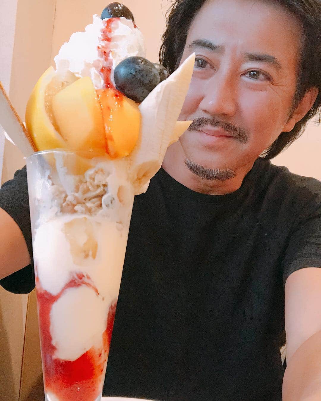 水谷あつしさんのインスタグラム写真 - (水谷あつしInstagram)「40センチ以上はありそうな盛りの、﻿﻿ 季節のフルーツパフェ。﻿﻿ ﻿﻿ 横浜、仲町台駅前にある﻿﻿ 洋食レストラン 自由亭。﻿﻿ ﻿﻿ 高校の同級生、港谷君のお店。﻿﻿ ﻿﻿ 学生時代フルーツパーラーでバイトしていた港谷君。﻿﻿ ﻿﻿ きっと特製のパフェを作ってくれたんだと思います。﻿﻿ ﻿﻿ ランチのお客様の注文のプレートは﻿﻿ どれも大盛り！﻿﻿ ﻿﻿ 美味しそう！﻿﻿ ﻿﻿ お腹空かせてくれば良かった！！ ﻿﻿ ﻿﻿ 倒れないうちに、﻿﻿ ﻿いただきます！！ ﻿﻿ ﻿﻿ うん、ウマッ！！！ ﻿﻿ ﻿﻿ 横浜市営地下鉄ブルーライン仲町台駅行く時は是非お腹空かせて行ってみて下さい。﻿ ﻿ ﻿ 都築区って学生時代はまだなかったなー。﻿ ﻿﻿ #パフェ#フルーツパフェ#スイーツ#洋食屋#自由亭#仲町台#デカ盛り#横浜市#都築区#地下鉄ブルーライン#仲町台駅」10月29日 15時44分 - achao726