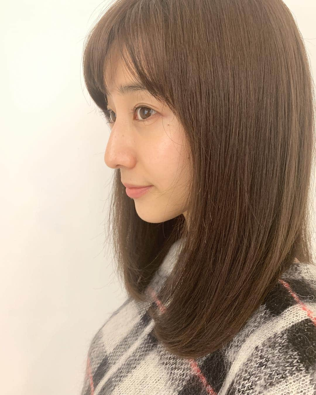 木村直人さんのインスタグラム写真 - (木村直人Instagram)「アナウンサーの「田中みな実さん」が髪やりに来てくれました。  なんと言っても今のマイブームは「V」  です。  バイオレット  フワフワ感がよいですよね。  ブルーとかアッシュの強いものとブレンドさせて、より芳醇に。  もちろんTHROWです。  田中さんのヘアカラーはオーダー多いですが、割とシンプルに作っています。  手はかからないけど美しい  大人女性にはそういうものがハマると考えています。  ザ、大人女性の為の美容師です。はい。  自分40なので笑笑  ロケで使ってください。  スロウトラベル。  ちなみにめちゃくちゃ売れてます。  棚に置いておくだけで煌めくトラベルセット。  最強すねー。  そんなこんなでこんな大人カラーもご参考ください。  #田中みな実 #THROW #バイオレット #throwcolor #throwtravel」10月29日 15時59分 - air_kimura