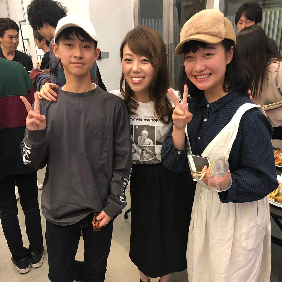 小林さやかさんのインスタグラム写真 - (小林さやかInstagram)「昨日ねー学生とおもれえオトナを出会わせるゆるーいイベント第3回目やったのー！岐阜から日帰りできてくれた姉弟がいたり、毎回必ずきてくれる中2のソフトテニス部の常連くん、先日のわたしの小田原での講演をきいて、勇気を出してきてくれた中1の女の子がいたりね、とても嬉しかった。 . コミュニケーション力ってどうしたら高められますか？って緊張しながらきいてくれた女の子がいてね。コミュ力は慣れだよ、たくさんの人とお話してごらん、慣れるよ、と背中を押した。そしたら、交流会でいろんな人と頑張ってお話してて、みるみる顔が変わっていって。会の最後、もう時間だから帰ってー！とアナウンス入れるとき、その女の子を前に呼んで、マイクを渡してみた。なんでもいいから今日の感想言ってみて！と。そしたら、めちゃくちゃ感動的なスピーチをしてくれた。たぶん、マイクでたくさんのオトナたちの前で喋るのは初めてだったと思うし、めちゃくちゃ緊張したと思うんだけど、とっても上手だった。そんでいい顔してたなー泣けた。 . ああやって、自信が持てない子や、自分を変えたいと思って勇気を出してきてくれた子が、なにかキラってしたものを感じて、拾って、帰ってくれたら。そう思ってやってて、だから、こういう瞬間がなによりうれしくて泣けてきちゃうんだ！きてくれたみんな、ありがとう！だいすきだよ！またきてねー！ . #想いあまって長なった #ビリギャルと愉快なオトナたち #お先に一杯やってます #第4回目は年明けにやる予定 #次は誰呼ぼうかなー #過去の登壇者だけで集まるオトナの会も企画中 #来週は博多でやるよ #詳細はプロフィールのブログURLからとんでくれ #てかストーリーズと投稿の使い分け方がわからないんだが誰か教えて」10月29日 16時35分 - syk03150915