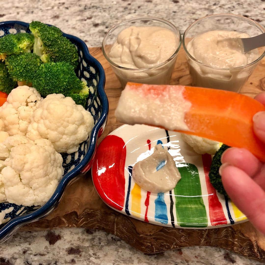 工藤静香さんのインスタグラム写真 - (工藤静香Instagram)「喜ばれないわけが無い味🤣笑笑 少し寒くなると生野菜より温野菜が食べたくなりませんか？😊 豆乳で作ったバーニャカウダ風のディップです。  豆乳でニンニク、玉ねぎ、じゃがいもを煮て、冷ましてからミキサーに！そしてアンチョビペースト、オリーブオイル。」10月29日 16時48分 - kudo_shizuka