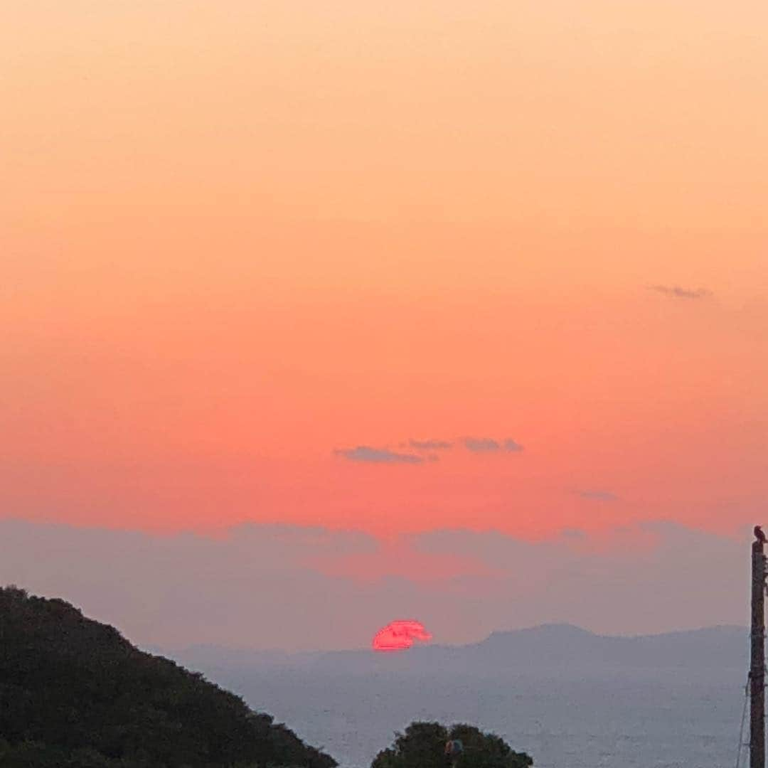 長与千種さんのインスタグラム写真 - (長与千種Instagram)「夕日  一日が終わる。」10月29日 17時09分 - chigusanagayo