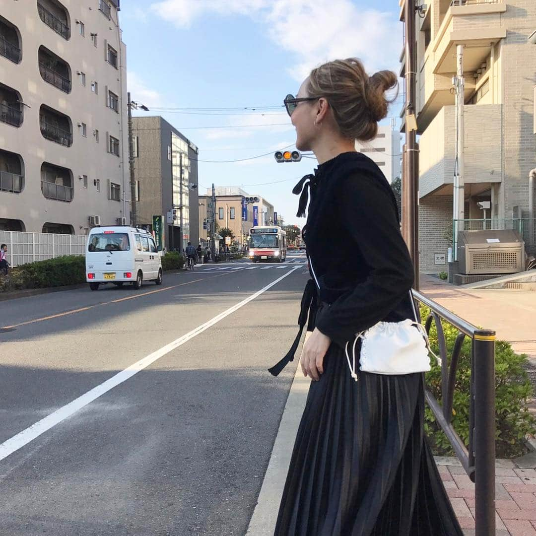 森田えりかさんのインスタグラム写真 - (森田えりかInstagram)「一つ前に載せたスカラップポシェット阪急バージョンのサイズ感をお伝えしようと思い、もう一度。伝われば何よりです。お客さまにも実際に11/7〜の阪急イベントで試着して頂けるので是非来てください。 また、ヘアーアクセサリーについても載せて行きます！ イベントについての詳細は阪急うめだラドロー直通電話まで！(066-313-7894)」10月29日 17時40分 - erikaricottamelon