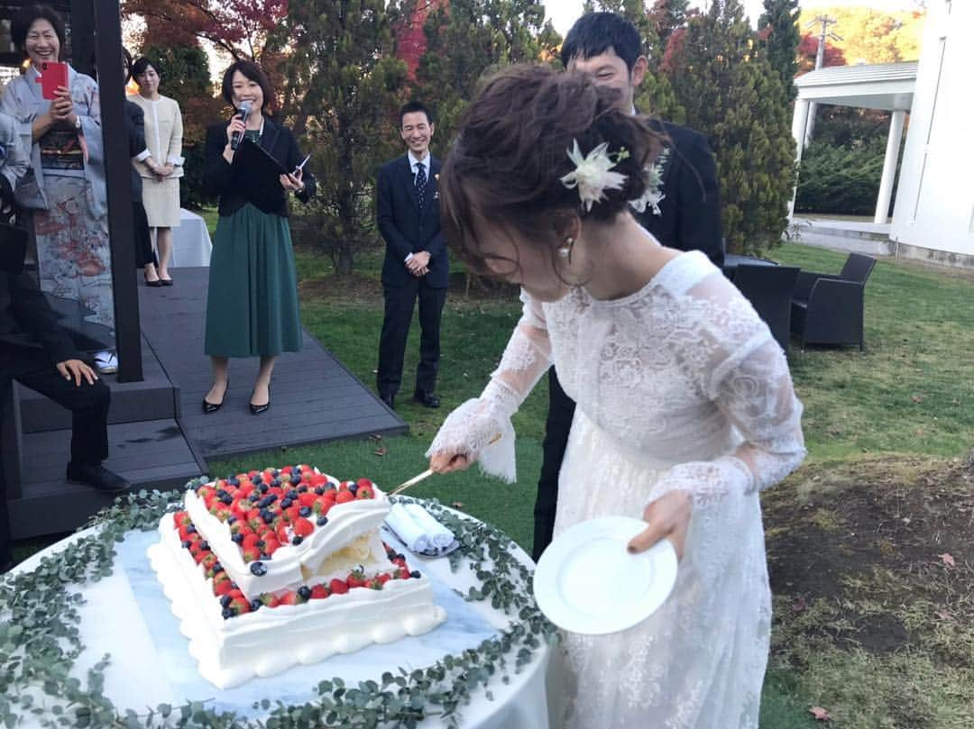 野尻美穂さんのインスタグラム写真 - (野尻美穂Instagram)「気合いのファーストバイト🍰笑 披露宴楽しすぎて全然疲れてない💪 #おとんと妹の嬉しそうな顔☺️ #皆さまコメント沢山ありがとうございます🙏💕 #まだまだ続くよ🤔 #miho__wedding」10月29日 17時58分 - miho_cocoa