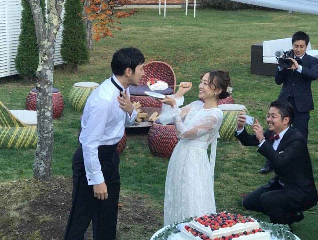 野尻美穂さんのインスタグラム写真 - (野尻美穂Instagram)「気合いのファーストバイト🍰笑 披露宴楽しすぎて全然疲れてない💪 #おとんと妹の嬉しそうな顔☺️ #皆さまコメント沢山ありがとうございます🙏💕 #まだまだ続くよ🤔 #miho__wedding」10月29日 17時58分 - miho_cocoa