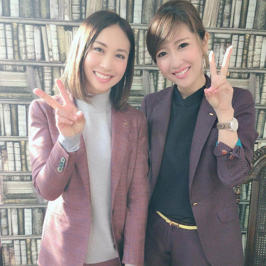 藤森由香のインスタグラム：「@re.muse_ordersuits のオーダースーツが出来上がり、六本木店へ取りに行ってきました💕紫と茶の中間色に、ブルーラインが可愛い。 @katsu.tomomi さんの選んでくださった生地が立体的に見えてスタイルがよく見えるしとても満足！！内側の生地色がまたオシャレ😍 スポーツを通じて講演会など増えてきたところなので、自身を持って人様の前に立てる気がします。 勝社長、ありがとうございます🙏  #勝友美 #オーダースーツ #victorysuits #remuse #六本木」