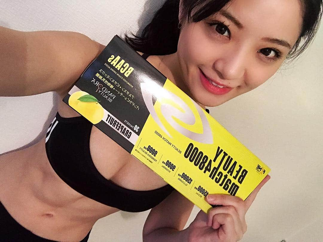 Kozueさんのインスタグラム写真 - (KozueInstagram)「ボディメイクをバックアップしてくれる BEAUTY match 48000 @finesports_ . グレープフルーツ味なのでさっぱりしてて水なしでも飲めます！ 理想のカラダにするには日々の積み重ねなので美味しくて飲みやすいのは続けやすく、とても助かってます🙏🔥 トレーニングの効率をよくしてくれるので、ジムに行く前やジムに行かなくても家で腹筋だけする時に私は飲んでます✌️♡ 最近腹筋割れてきました✌️ . #ビューティマッチ #BCAA #グルタミン #ファインスポーツ #cyberjapan #cyberjapandancers  #サイバージャパン  #cjd_kozue」10月29日 18時15分 - kochaofficial_