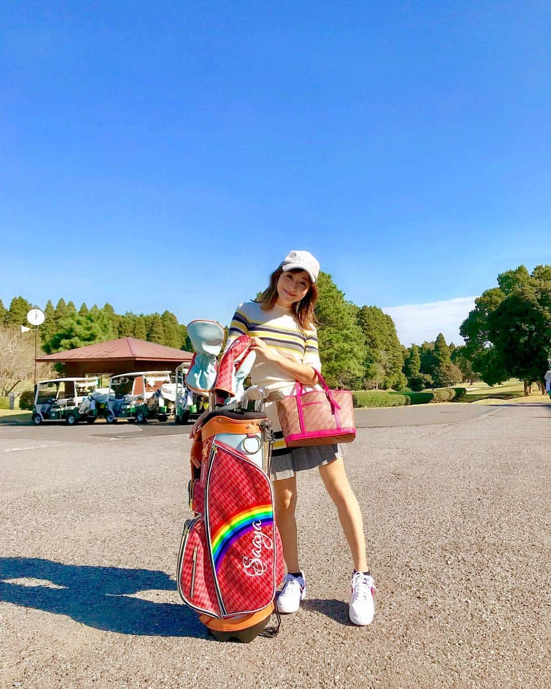 水野佐彩さんのインスタグラム写真 - (水野佐彩Instagram)「・ 先日のラウンド🏌🏾‍♀️💜💛 新しいキャディバッグ☺️💕 レザレクションで オリジナルのをつくってもらいました🏌🏾‍♀️✨ このバッグに見合うスコアはまだ出せませんが😔 せっかくクラブも買い換えたし もっともっと練習して カッコイイ✨ゴルフが出来るように 頑張ります🐻❤️❤️ #ゴルフコーデ tops,skirt#rosasen @rosasen_jp  shoes#skechers @skechers  hat#munsingwear @munsingwear_jp  caddiebag,bag#resurrection @resurrection_tokyo  #sサイズコーデ #153cmコーデ #おちびコーデ #ロサーセン #スケッチャーズ #マンシングウェア #テーラーメイド #レザレクション  #ゴルフ #ゴルフ女子 #ゴルフ男子 #ゴルフ好き #ゴルフ大好き #ゴルフ初心者 #ゴルフ好きな人と繋がりたい #golf #golfwang #golfswing #golfing #golfsaaya2018」10月29日 18時23分 - saaya_mizuno