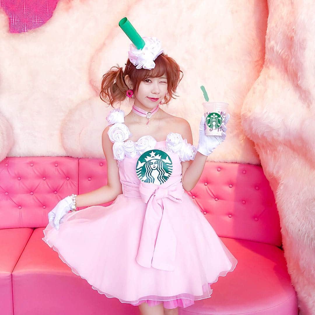 のインスタグラム：「. ハロウィン衣装🎃アップバージョン💗 . 今回ももちろん手作りしたよ〜👗 フラペチーノのクリーム部分はバラにして キラキラなラインストーンたくさんつけた🎀♡ . 髪型もゆあちゃんと一緒にしてみた🔫💕 . #halloween #halloweencostume #starbucks #starbuckscostumes #halloween2018 #pink #mikamiyua #cafe #kawaiimonstercafe #harajukucafe #ootd #ハロウィンコスプレ #ハロウィン2018 #コスプレ #スタバ #スターバックス #スタバコスプレ #ピンクカフェ #カワイイモンスターカフェ #三上悠亜 #原宿カフェ #表参道カフェ #衣装 #フラペチーノコスプレ #ピンク」