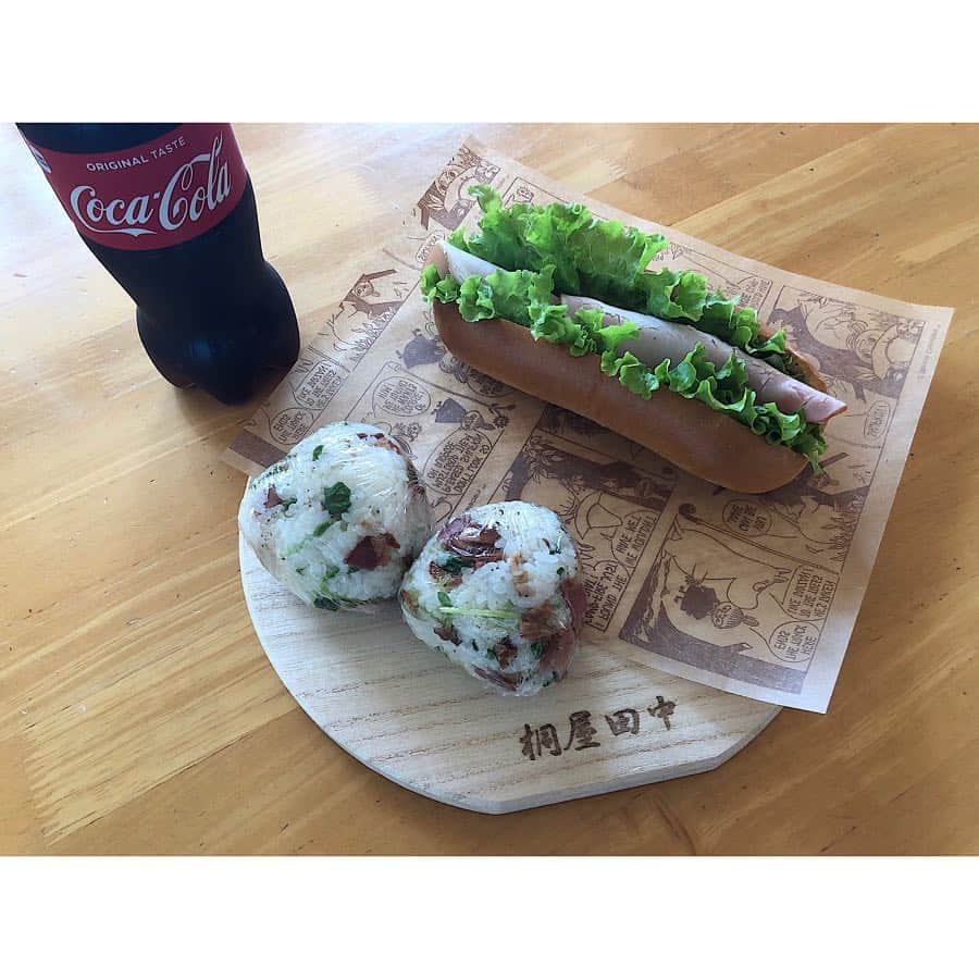 のインスタグラム：「遅れました、今日のお昼ご飯です。  おにぎり チャーシュー、豆苗、味の素、塩、ブラックペッパー  ドックサンド ロースハム、リーフレタス、胡椒ペースト、マヨネーズ #JKなつ弁 #お弁当 #高校生弁当 #女子高生弁当 #jk弁当 #jk弁当記録 #jk3 #jk #お昼ごはん #オベンタグラム #クッキングラム #デリスタグラム  #obentagram #cookingram #delistagram #cooking #obento #obentobox #obentobako #lunch #lunchbox」