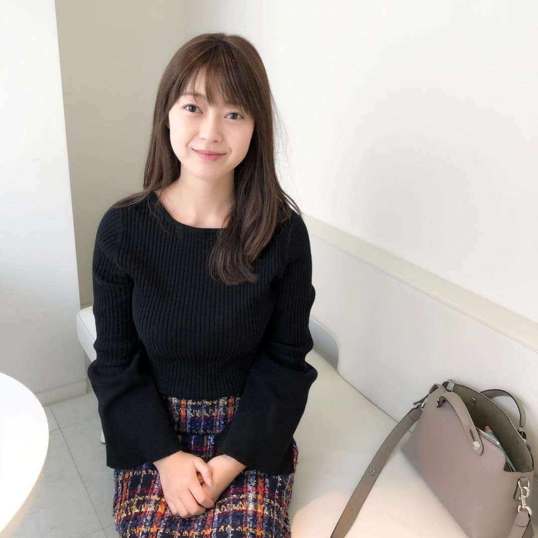 山下莉奈さんのインスタグラム写真 - (山下莉奈Instagram)「最近顔色悪くてくすんでる感じだったので昨日表参道スキンクリニックでいつものピーリングとイオン導入してもらいました☺️💖 今朝起きたら全然肌もぷるぷるだったぁー‼️ケアすると、ちゃんと肌は答えてくれるものですね☺️️💭 ケアは大事‼️ #表参道スキンクリニック #美肌ケア」10月29日 18時48分 - rinayamashita