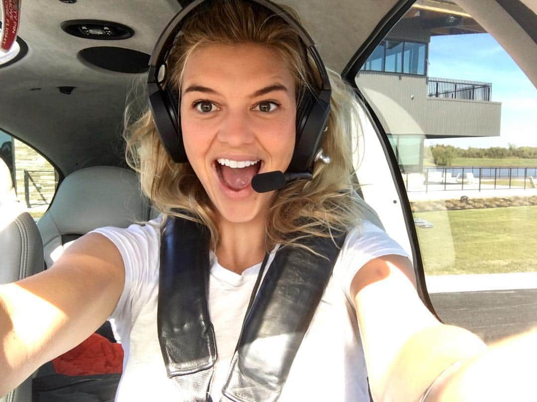 ケリー・ローバッハのインスタグラム：「Roger, that! clear the runway, im flying this hog today 😬😱👻 #firstflyinglesson✈️」