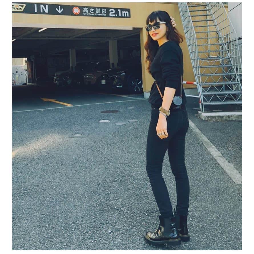 長谷川京子さんのインスタグラム写真 - (長谷川京子Instagram)「買ったばかりのライカ。 嬉しくて嬉しくて。 撮るものがなくてもとりあえず身につけてます。 #leica#camera#denim#minedenim  #boots#celine」10月29日 20時50分 - kyoko.hasegawa.722