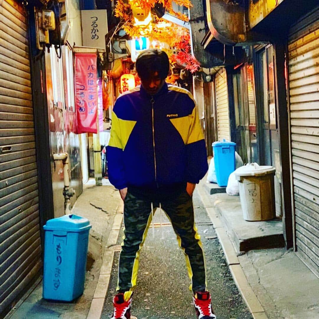 のインスタグラム：「思い出横丁だいぶいとをかし✨ 思った以上にエモい❤︎ 衣装提供 カモフラパンツ @pctokyo  #exit #お笑い芸人 #ネオ渋谷 #pctokyo #よしもと芸人 #マジ卍 #ゴッドタン  #ネタパレ #シューイチ #fineboys  #りんたろー #ルミネtheよしもと  #ネタ合わせ #バイブス #いとおかし  #MYOJO #おはスタ #漫才  #tokyopop #shibuyacafe #jsbdream  #三代目ファンと繋がりたい #exile_tribe #にちようチャップリン  #オシャレコーデ  #インスタ映えスポット #ootd💕 #お笑い好きな人と繋がりたい  #ファッション好きな人と繋がりたい」