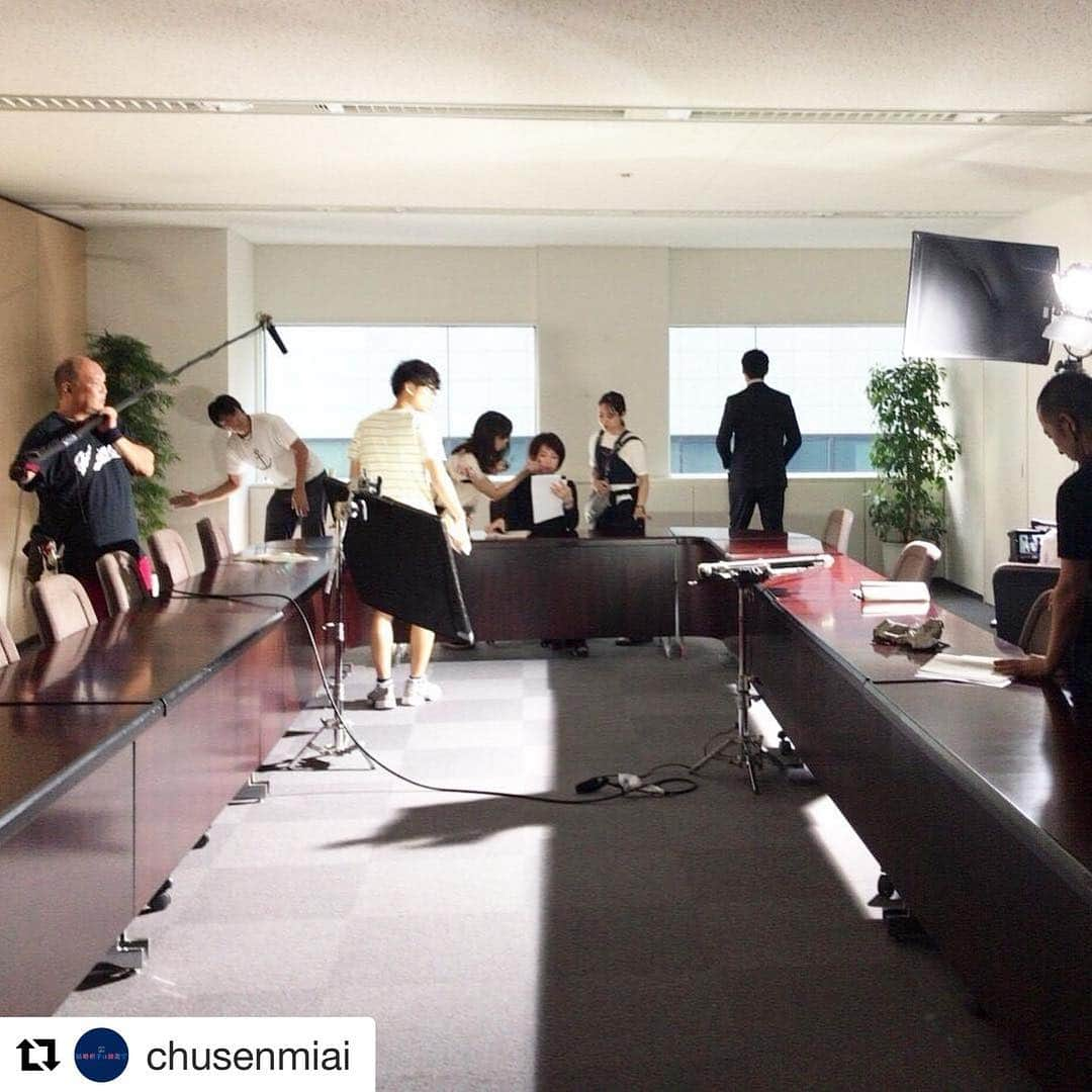 若村麻由美さんのインスタグラム写真 - (若村麻由美Instagram)「. #Repost @chusenmiai ・・・ 小野寺大臣の撮影中 偶然できた光と陰  まるで 法律の是非や 登場人物の心の中を 表しているよう…  気になる今後の展開は… 次回予告を後ほどアップします！  #今週も頑張っていきましょう！ #結婚相手は抽選で  #今週土曜は23時40分から！ #結婚 #お見合い #土ドラ #オトナの土ドラ #土曜ナイトドラマ #ドラマ好き #東海テレビ #フジテレビ #野村周平 #高梨臨 #大谷亮平 #佐津川愛美 #若村麻由美」10月29日 21時30分 - mayumiwakamura_official