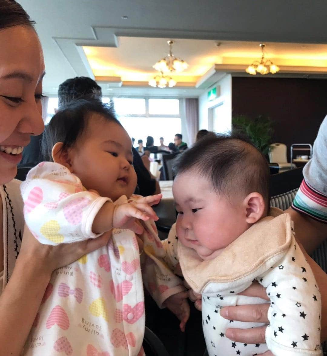 高橋みゆきさんのインスタグラム写真 - (高橋みゆきInstagram)「心ノ祐👶初沖縄🌺初飛行機✈️ メイちゃんと初対面❤️兄ボウズ初抱っこ👌 #沖縄 #結婚式 #またゆっくり来たい #メイ姫 #エクボあるし #可愛いすぎた #うちより2ヶ月年上 #なのに心ノ祐のほうが1kg以上重い #ムチムチ #たまらん」10月29日 21時33分 - shin_miyukichi