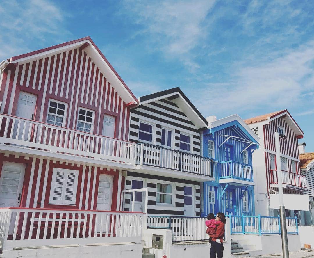 戸部洋子さんのインスタグラム写真 - (戸部洋子Instagram)「来たかった海辺の街、 コスタノヴァにやってきました 街のお家全てがストライプ😝  漁師さんが霧でも自分の家がわかるようにストライプにしてたそうな。 何百年もたってるお家もあるとか🏠はるばる来たなぁ〜  #ポルトガル#コスタノヴァ#trip#夏休み#🇵🇹」10月29日 21時55分 - tobe.yoko