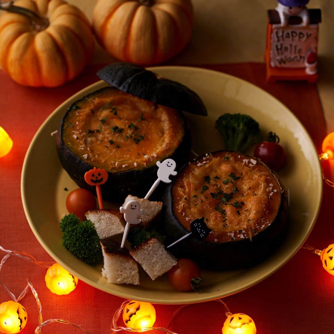 吉野家さんのインスタグラム写真 - (吉野家Instagram)「もうすぐハロウィン🎃  かぼちゃをくりぬいて、ホワイトソースと牛丼の具を詰めてチーズをのせて焼いたらかぼちゃのグラタンが完成♪ . かぼちゃは固いのでレンジで加熱してくりぬいてくださいね。 . 市販のホワイトソースとあわせるだけなのに簡単にごちそうメニューができます。子供も喜ぶメニューでハロウィンパーティーにピッタリ！ . 是非お試しください♪ . . .  他にも色々なアレンジレシピ展開中.  @yoshinoya_co_jp でご覧ください！. . . .  #おうち吉野家 #吉野家 #yoshinoya #吉野家冷凍牛丼の具 #牛丼の具 #時短レシピ #時短ごはん #簡単cooking #簡単ご飯 #牛丼弁当 #簡単レシピ #おうちごはん大好き #おうちごはん記録 #今日のおかず #幸せごはん #アレンジレシピ #食べるの大好きな人と繋がりたい　#ハロウィン料理 #ハロウィンメニュー #ハロウィンレシピ #かぼちゃのグラタン #パンプキングラタン #カボチャグラタン #家庭料理部 #パーティメニュー #子供ご飯 #料理好きな人と繫がりたい #おうち料理 #はらぺこハロウィン」10月29日 21時54分 - yoshinoya_co_jp