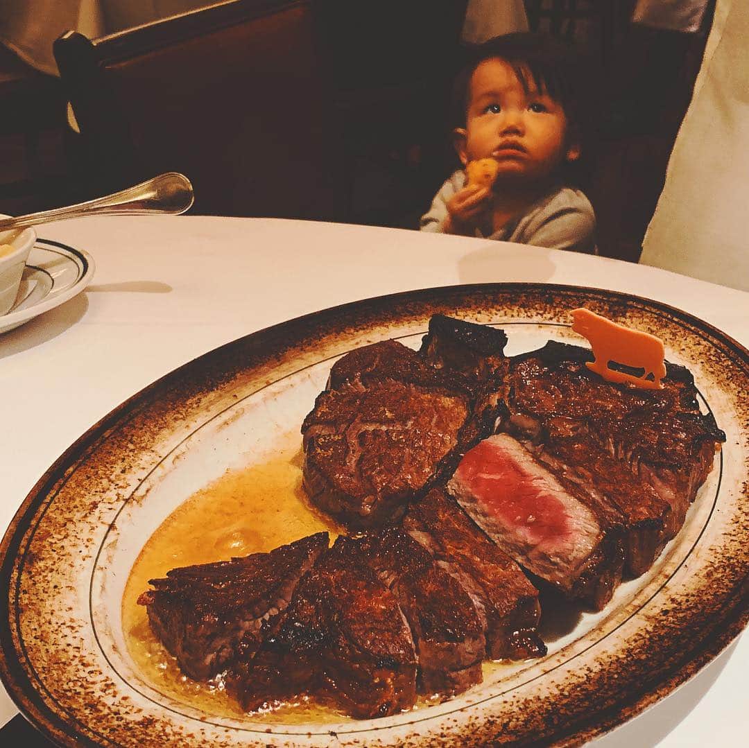 紀氏隆秀のインスタグラム：「1週間遅れのバースデーランチ🥩🍴 #誕生日おめでとう🎉  #Happy Birthday!! #いつもありがとう #ウルフギャング  #1週間遅れのバースデー #最高にうまい #毎年サプライズもなくごめんね #感謝 #thankyou  #合掌 #これからもよろしくお願いします‼️」