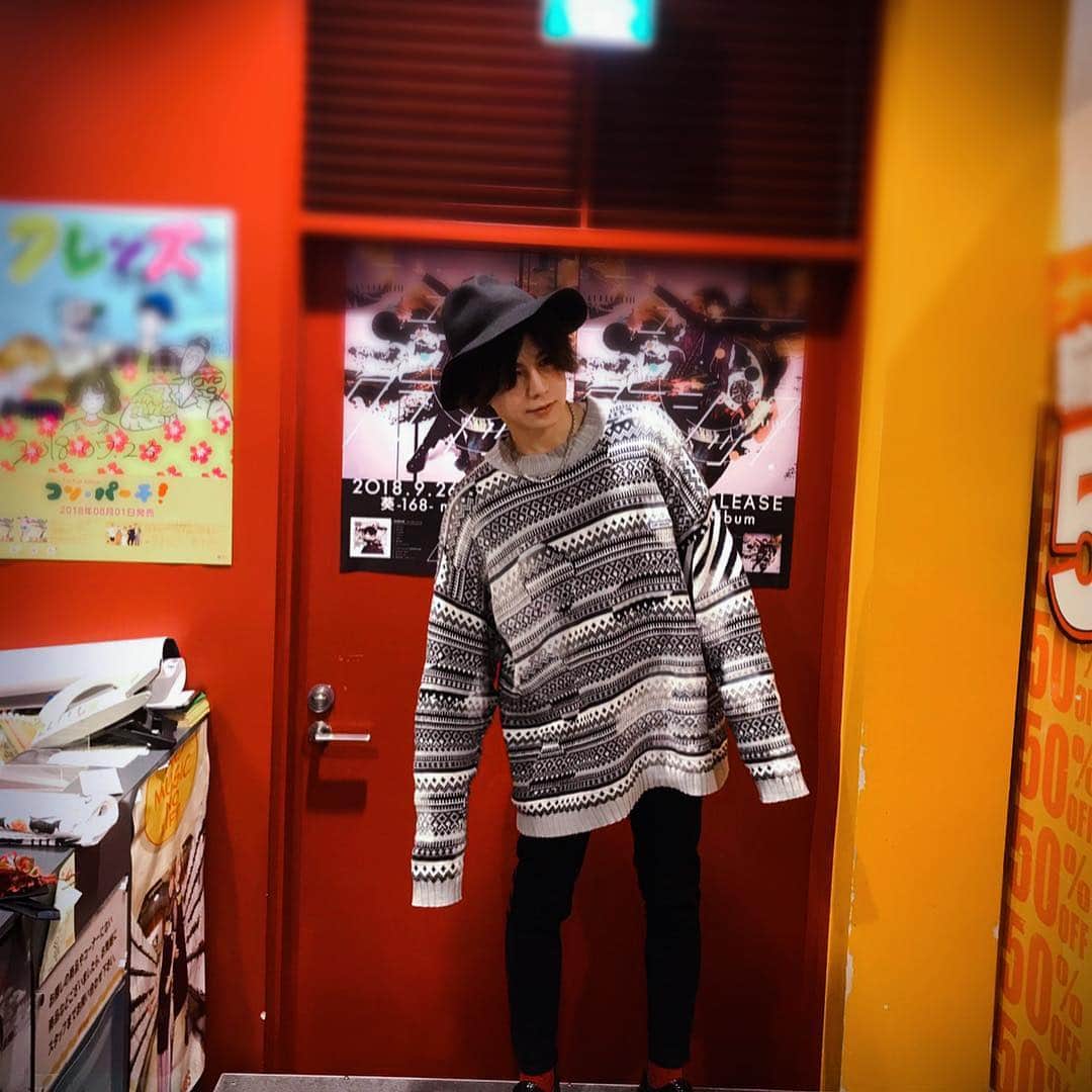 葵さんのインスタグラム写真 - (葵Instagram)「2018.10.28「ニュークラシック」リリースイベント福岡編 #葵168 #towerrecordsアミュプラザ博多店 #towerrecords福岡パルコ店 #ニュークラシック #アミュプラはおニューのニット #パルコは花咲くネクタイ #一つ1200円するハンバーガー #ツナがレア焼きらしい #ツナにこだわりがあるらしい #めちゃくちゃ美味かった #牛モツ鍋 #おおいし #おいしい #おおいしおいしい」10月29日 22時58分 - aoi_official0401