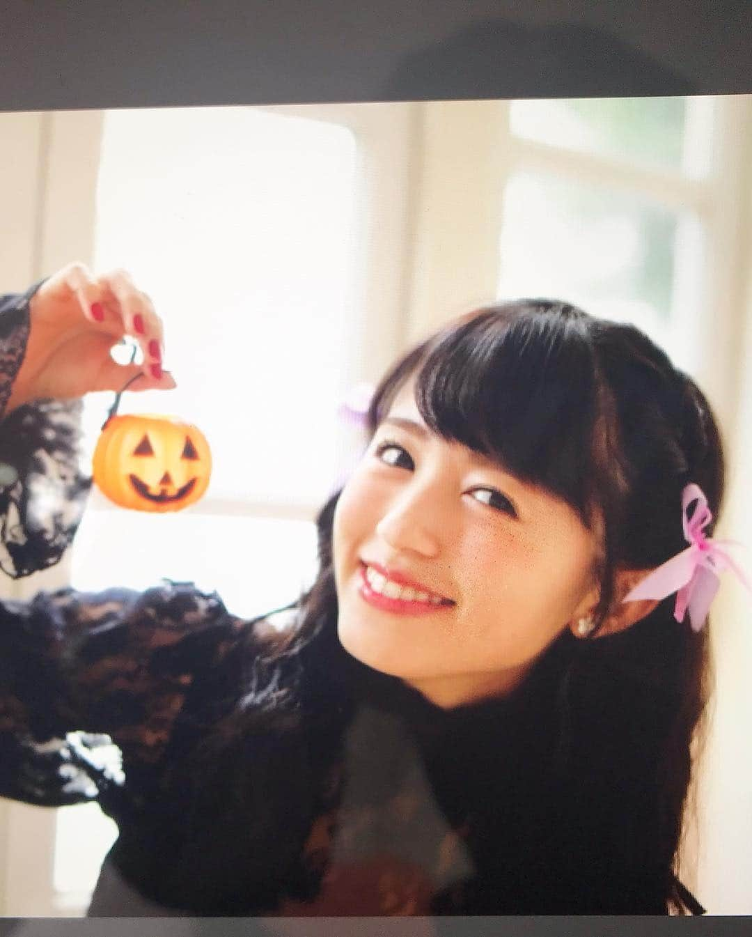 逢田梨香子さんのインスタグラム写真 - (逢田梨香子Instagram)「本日発売のVOICE Channel vol.5にて、裏表紙を飾らせて頂きました！ ハロウィンだったり、秋っぽいお衣装を着ています🎃🎃 そして今回も、皆さまから頂いた質問にも沢山答えさせてもらいましたー！！ 是非読んでねー！  #offshot onepiece#heihei」10月29日 23時42分 - aida_rikako_