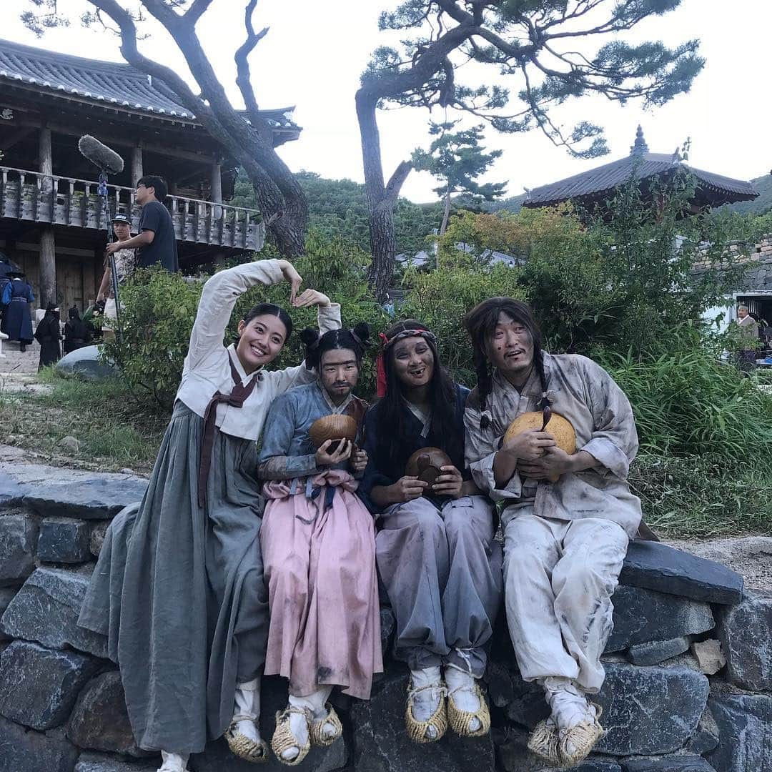 ナム・ジヒョンさんのインスタグラム写真 - (ナム・ジヒョンInstagram)「#백일의낭군님 진짜 솔직히 송주현 사람들 진짜 러블리 그 자체가 아니면 뭘까 심각하게 고민된다....! 휴우 진짜 빠져나올수가 없네🤦🏻‍♀️ #사랑해요끝녀구돌아전 #송주현어벤져스 #나만멀쩡해서미안혀ㅠㅠ」10月30日 0時30分 - hyuniiiiiii_95917