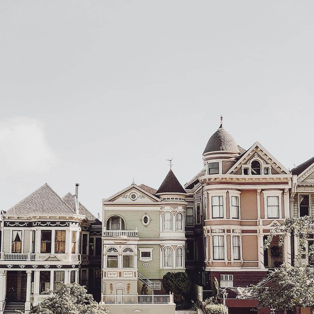 ケリー・マレーさんのインスタグラム写真 - (ケリー・マレーInstagram)「Just tourists on a hill taking pics of the ‘full house’ house / painted ladies ....but i preferred these ladies to the left ;)」10月30日 3時42分 - kelli_murray