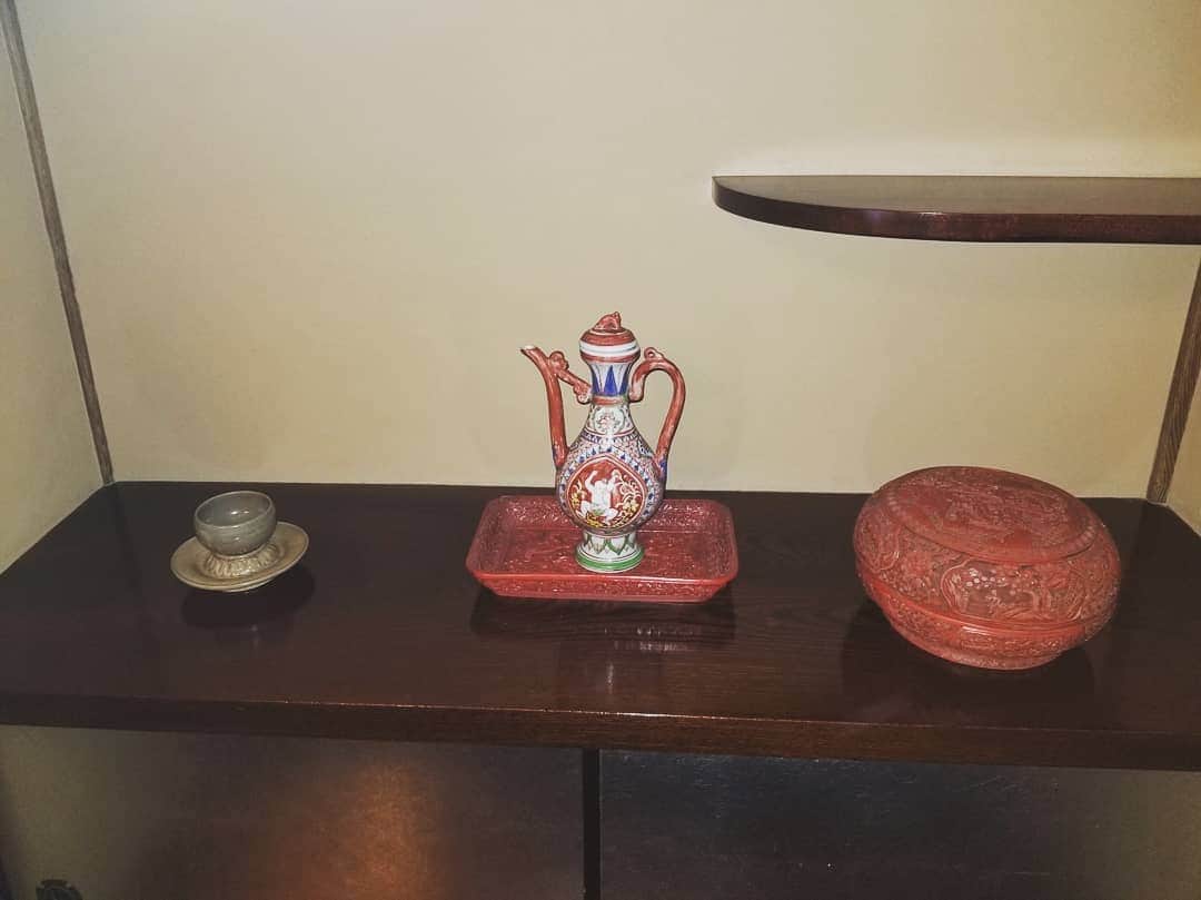 花柳凜さんのインスタグラム写真 - (花柳凜Instagram)「先日は護国寺、安藤家御家流の御茶会にお邪魔しました。  母は舞踊の師匠をしておりますが、 安藤家御家流の茶道の師匠でもあります。 私は茶道に関してはすっかり勉強不足ですが、茶道香道の優雅さや深い歴史は大好きです！  御家元を継がれた安藤綾冠様は私の幼い頃からの憧れで、 この度も素晴らしい御道具や楚々としたおもてなし、控えめながら深い見識と佇まい、飾らないお人柄に滲み出る本当の品格、憧れの女性像で、お席に入らせて頂き大変勉強になりとても幸せな時間でした。  In Japan,  there is a traditional tea ceremony called sado. In sado, the master of the ceremony invites guests and serves Japanese traditional tea.  #安藤家御家流  #武家茶道 #茶道 #香道 #護国寺 #御茶席 #sado #japaneseteaceremony  #japan #kimono」10月30日 13時49分 - rinhanayagi