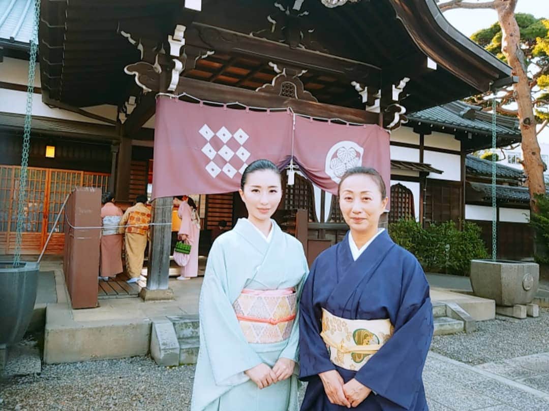 花柳凜さんのインスタグラム写真 - (花柳凜Instagram)「先日は護国寺、安藤家御家流の御茶会にお邪魔しました。  母は舞踊の師匠をしておりますが、 安藤家御家流の茶道の師匠でもあります。 私は茶道に関してはすっかり勉強不足ですが、茶道香道の優雅さや深い歴史は大好きです！  御家元を継がれた安藤綾冠様は私の幼い頃からの憧れで、 この度も素晴らしい御道具や楚々としたおもてなし、控えめながら深い見識と佇まい、飾らないお人柄に滲み出る本当の品格、憧れの女性像で、お席に入らせて頂き大変勉強になりとても幸せな時間でした。  In Japan,  there is a traditional tea ceremony called sado. In sado, the master of the ceremony invites guests and serves Japanese traditional tea.  #安藤家御家流  #武家茶道 #茶道 #香道 #護国寺 #御茶席 #sado #japaneseteaceremony  #japan #kimono」10月30日 13時49分 - rinhanayagi