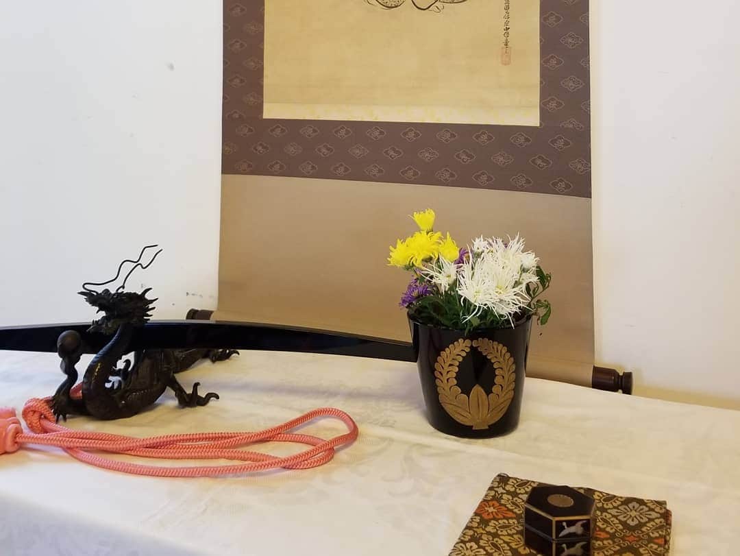 花柳凜さんのインスタグラム写真 - (花柳凜Instagram)「先日は護国寺、安藤家御家流の御茶会にお邪魔しました。  母は舞踊の師匠をしておりますが、 安藤家御家流の茶道の師匠でもあります。 私は茶道に関してはすっかり勉強不足ですが、茶道香道の優雅さや深い歴史は大好きです！  御家元を継がれた安藤綾冠様は私の幼い頃からの憧れで、 この度も素晴らしい御道具や楚々としたおもてなし、控えめながら深い見識と佇まい、飾らないお人柄に滲み出る本当の品格、憧れの女性像で、お席に入らせて頂き大変勉強になりとても幸せな時間でした。  In Japan,  there is a traditional tea ceremony called sado. In sado, the master of the ceremony invites guests and serves Japanese traditional tea.  #安藤家御家流  #武家茶道 #茶道 #香道 #護国寺 #御茶席 #sado #japaneseteaceremony  #japan #kimono」10月30日 13時49分 - rinhanayagi