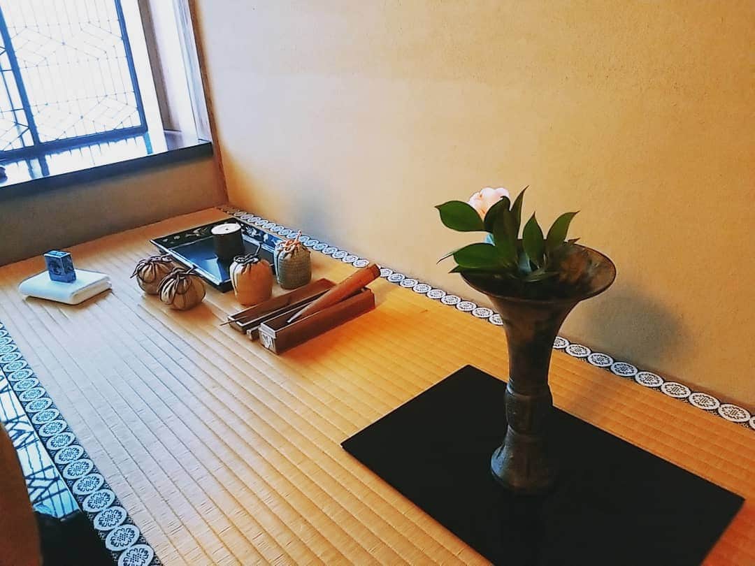 花柳凜さんのインスタグラム写真 - (花柳凜Instagram)「先日は護国寺、安藤家御家流の御茶会にお邪魔しました。  母は舞踊の師匠をしておりますが、 安藤家御家流の茶道の師匠でもあります。 私は茶道に関してはすっかり勉強不足ですが、茶道香道の優雅さや深い歴史は大好きです！  御家元を継がれた安藤綾冠様は私の幼い頃からの憧れで、 この度も素晴らしい御道具や楚々としたおもてなし、控えめながら深い見識と佇まい、飾らないお人柄に滲み出る本当の品格、憧れの女性像で、お席に入らせて頂き大変勉強になりとても幸せな時間でした。  In Japan,  there is a traditional tea ceremony called sado. In sado, the master of the ceremony invites guests and serves Japanese traditional tea.  #安藤家御家流  #武家茶道 #茶道 #香道 #護国寺 #御茶席 #sado #japaneseteaceremony  #japan #kimono」10月30日 13時49分 - rinhanayagi