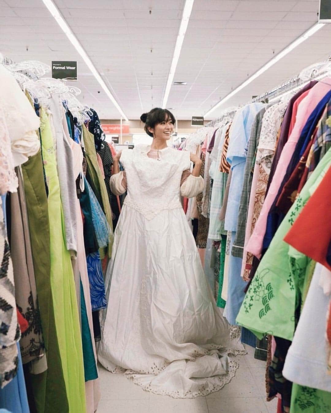 Yoshiko Kris-Webb クリス-ウェブ佳子さんのインスタグラム写真 - (Yoshiko Kris-Webb クリス-ウェブ佳子Instagram)「Wedding Dress For Sale (📝Worn once by mistake) 発売中の @milkandhoney_mag vol.2は「旅ノススメ」。ハワイ初心者の私がハワイレポートを担当しています。#tgalleriahawaii やスリフトショップでのお買い物、リミッターが外れるまで食べた実食レストラン取材、ウクレレ教室や水族館など、子連れハワイ旅行に是非お役立てください。 Photograph @fabianparkes Styling @stylist_yutaka」10月30日 13時47分 - tokyodame