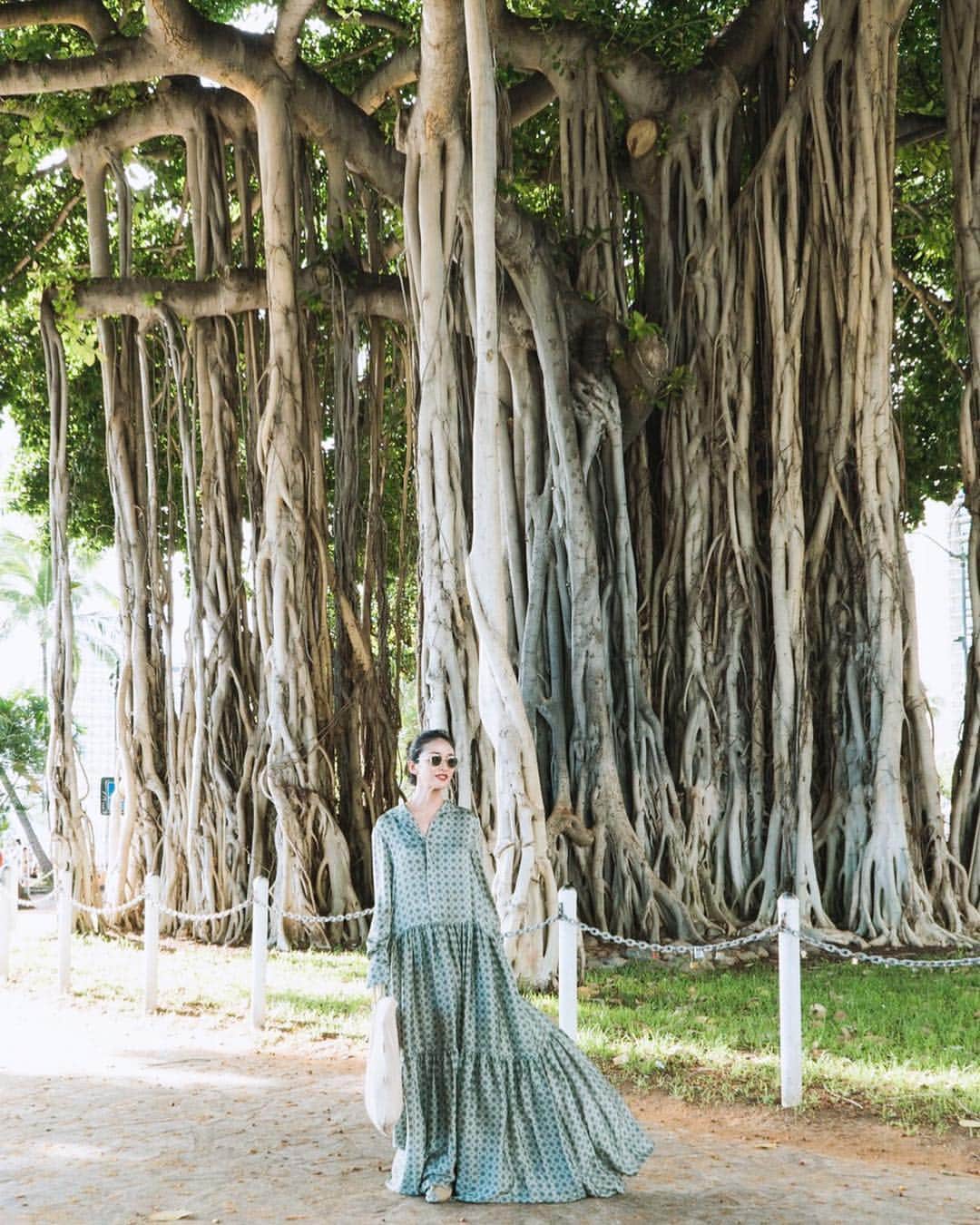 Yoshiko Kris-Webb クリス-ウェブ佳子さんのインスタグラム写真 - (Yoshiko Kris-Webb クリス-ウェブ佳子Instagram)「Wedding Dress For Sale (📝Worn once by mistake) 発売中の @milkandhoney_mag vol.2は「旅ノススメ」。ハワイ初心者の私がハワイレポートを担当しています。#tgalleriahawaii やスリフトショップでのお買い物、リミッターが外れるまで食べた実食レストラン取材、ウクレレ教室や水族館など、子連れハワイ旅行に是非お役立てください。 Photograph @fabianparkes Styling @stylist_yutaka」10月30日 13時47分 - tokyodame