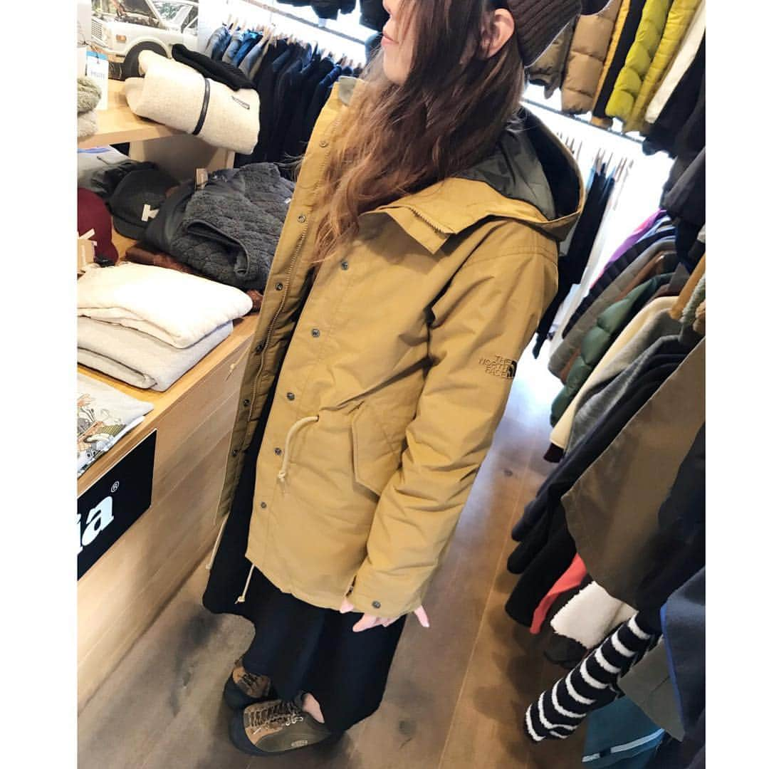 SUNDAY MOUNTAINさんのインスタグラム写真 - (SUNDAY MOUNTAINInstagram)「＊ 【レディースダウンも  続々入荷中♪ 】 ＊ 急に肌寒くなってきたこの頃ですが、今年のダウンはお決まりですか？  メンズだけでなく、今年はレディースも続々と入荷してきています(^-^)♪ ＊  3way楽しめる お得感あるダウン♪長いシーズン使えておすすめです。キャンプ時や街着に(^-^) 着用 ①アウター＋インナーダウン ②アウターのみ ③インナーダウンのみ ＊ ファー付きTYPE ■North Face グレーストリクラメートパーカー/¥40,000＋tax/全3カラー ＊ コートTYPE ■North face フィッシュテールトリフライメートコート/ ¥42,000＋tax/全3カラー  その他、ブランドのダウンも随時入荷しています(^-^)♪ ＊ SUNDAY MOUNTAIN ■ 本店 福井県坂井市春江町針原20-1-1 11:00～19:00(水曜定休) TEL ‪0776-63-6589‬ ■ BASE CAMP店 福井県坂井市春江町針原21-49-7 K.TENANT-B 11:00～19:00(火,水曜定休) TEL ‪0776-97-8848‬ ■オンラインショップ http://campanela.jp/webshop.html * * #sundaymountain #camp #hiking #trekking #サンデーマウンテン #アウトドア  #アウトドアファッション #キャンプ #キャンプギア #ハイキング #トレッキング  #ノースフェイス #northface  #Patagonia #パタゴニア #ダウン #ノースフェイスダウン #northfacejacket #レディースダウン #アウター #ダウンジャケット #autumnfashion  #秋冬アイテム #秋冬コーデ #メンズダウン」10月30日 14時16分 - sundaymountain