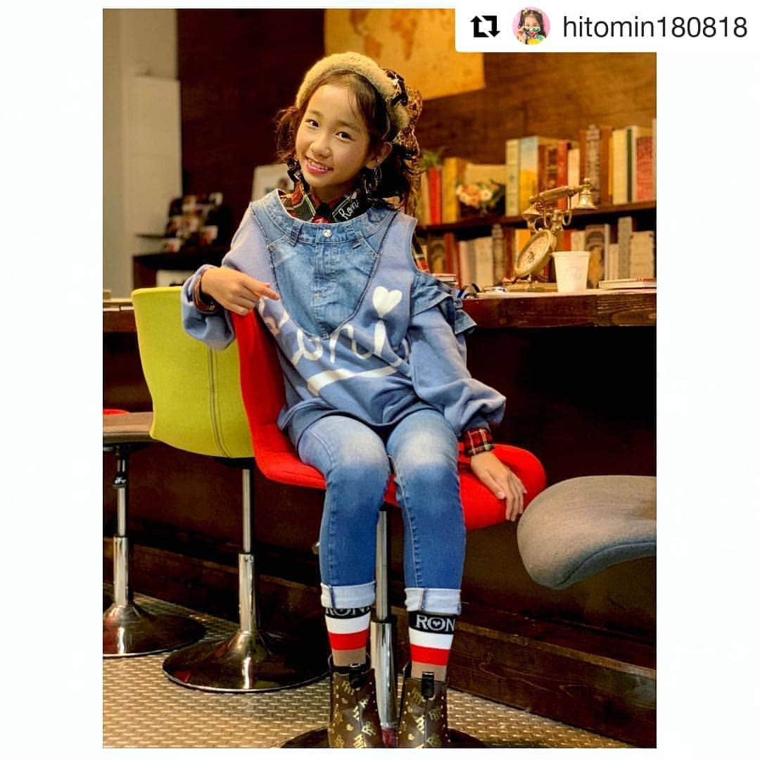 RONI WORLDさんのインスタグラム写真 - (RONI WORLDInstagram)「#Repost @hitomin180818 (@get_repost) ・・・ OOTD❤️ . レオパードには赤チェック合わせが好き😍 チェックシャツが入荷したらやりたいと思ってたリメイク風デニムとのレイヤードスタイル🇬🇧 今日は旧作のシャツを使ってみたよ✨ 他にもタートルやボーダーTとか色々合わせてみたーい‼️ 入荷が待ち遠しいな❤️ . #RONI #ロニィ #キッズファッション #ベレー帽 #レオパード #リメイク風デニム #スウェット #赤チェック #チェックシャツ #デニムコーデ #roni #kidsfashion #leopard #redcheck #checkshirt #denimcode #ootd」10月30日 14時30分 - roni62insta