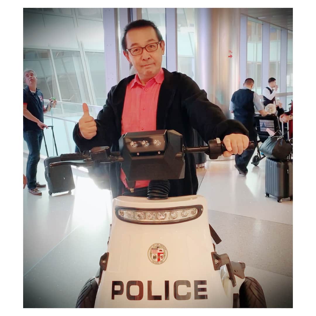 さだまさしさんのインスタグラム写真 - (さだまさしInstagram)「ロサンゼルス空港📸 POLICEと友達になったよ🤝 . #ロサンゼルス空港 #さだまさし  #sadamasashi」10月30日 14時55分 - sada_masashi
